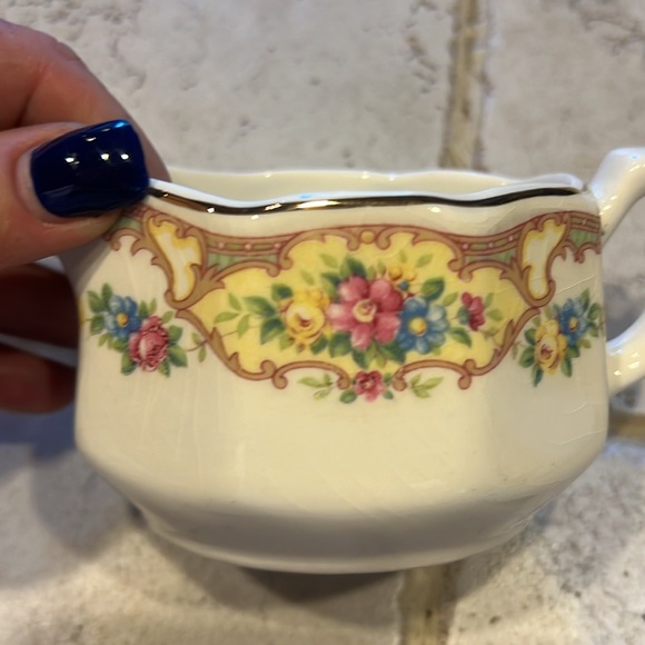 Vintage Sugar & Creamer, USA Pottery, White Floral w/Gold Trim. - Picture 3 of 4